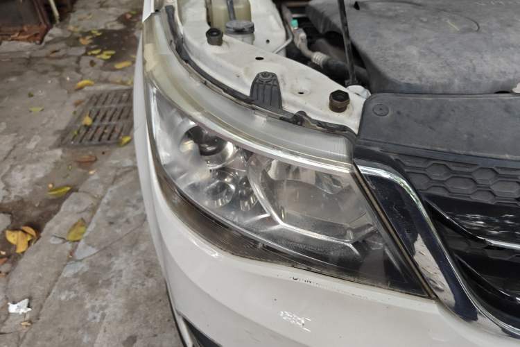 Used Baojun 730 2016 1.8L iAMT Comfort Version 7 Seats Right Front Headlight