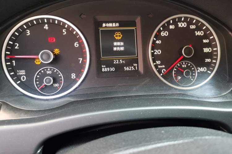 Used Volkswagen Tiguan 2015 1.8TSI Automatic All-Wheel-Drive Luxury Model Odometer Close Up