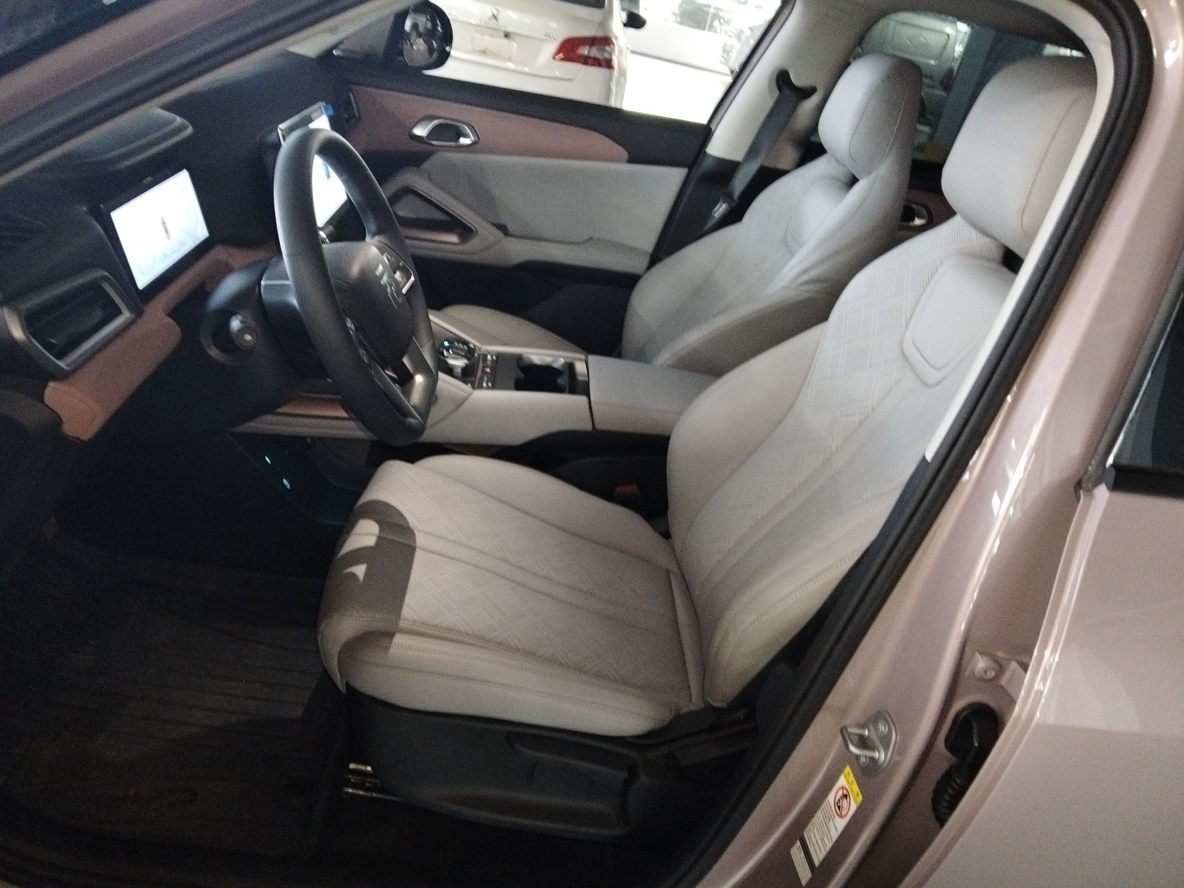 Переднее сиденье в автомобиле