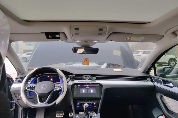 Used Volkswagen Magotan 2024 2 Million Units Zhongxiang Version 330TSI DSG Luxury Edition
