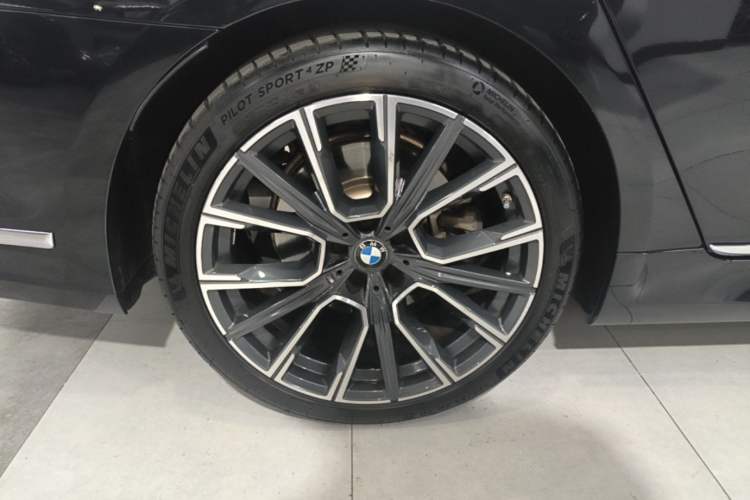 Used BMW 7 Series 2021 740Li Leading Model M Sport Package Right Rear Wheel Hub