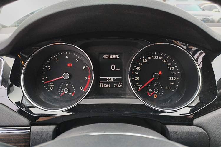 Used Volkswagen Sagitar 2015 230TSI Automatic Luxury Model Instrument Cluster