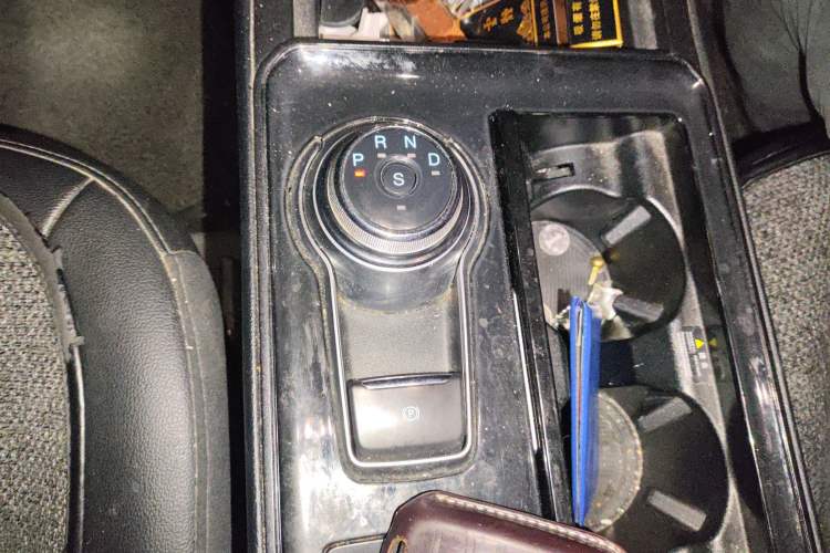 Used Ford Edge 2020 EcoBoost 245 Two-Wheel-Drive Platinum Edition 5 Seats Gear Lever