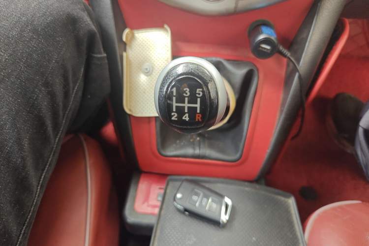 Used BYD S6 2014 2.0L Manual Luxury 5-Seater Gear Lever