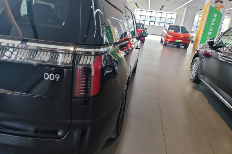 Used Zeekr 009 2024 7-Seater Walk-Through Version Four-Wheel Drive 108 kWh Right Rear Taillight