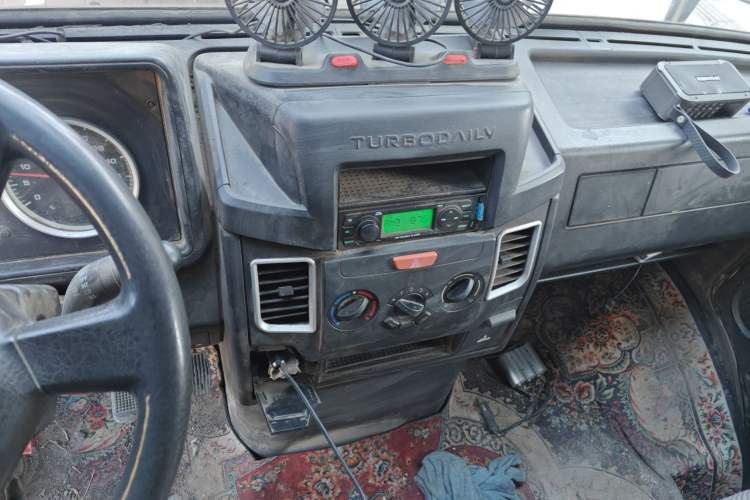 Used Iveco Daily 2020 2.8T V35 Box Truck with Dual Tires Mid-Roof Design 3 Seats Emission Standard China V