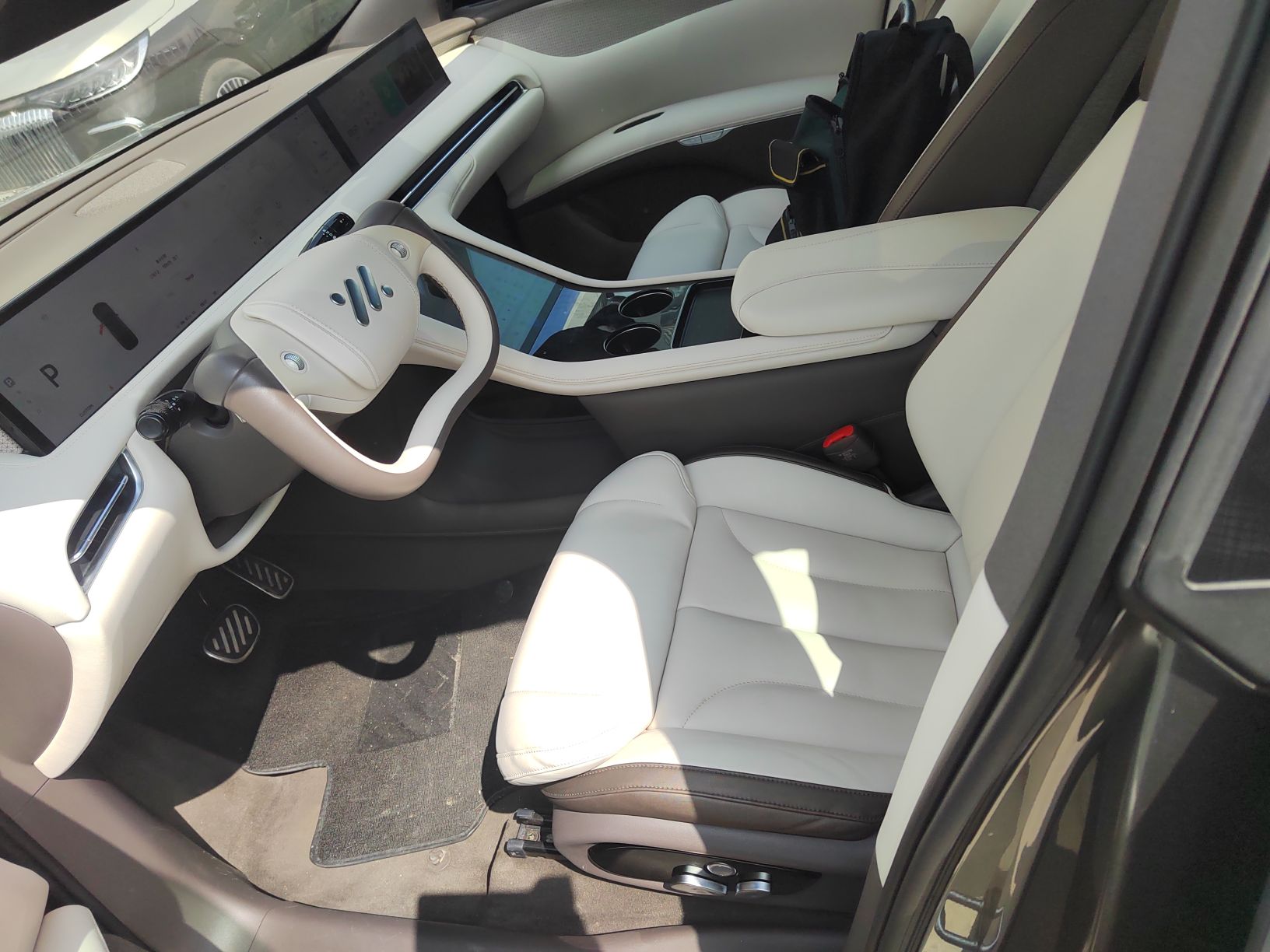 المقاعد الأمامية داخل السيارة