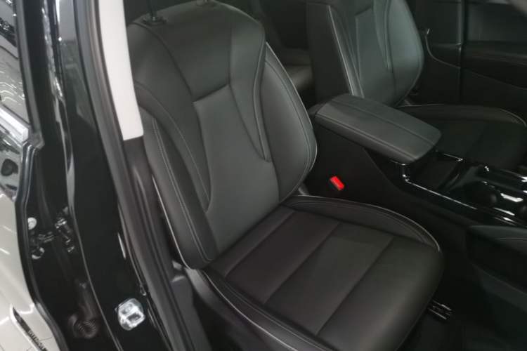 Used Buick Envision 2025 Encore Plus 28T Two-Wheel-Drive Platinum Edition Right Front Seat