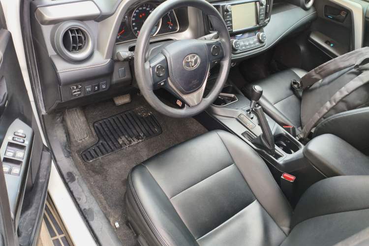 Used Toyota RAV4 2019 2.0L CVT Two-Wheel Drive Luxury Version China VI Standard