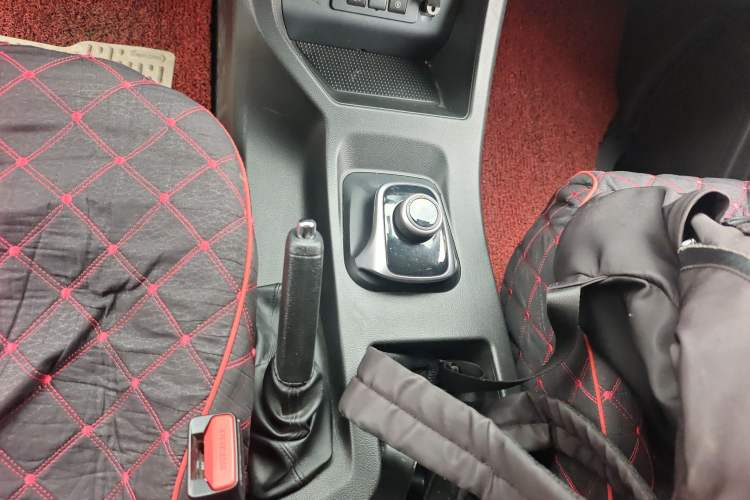 Used FORTHING Lingzhi M5 2022 Passenger Version Standard Model 7-Seater Gear Lever