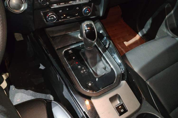 Used Dongfeng Fengon S560 2018 1.8L CVT Elite Model 7 Seats
