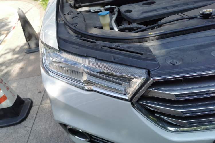 Used Haval H6 2017 Blue Label 2.0T Automatic Two-Wheel Drive Smart Edition Right Front Headlight