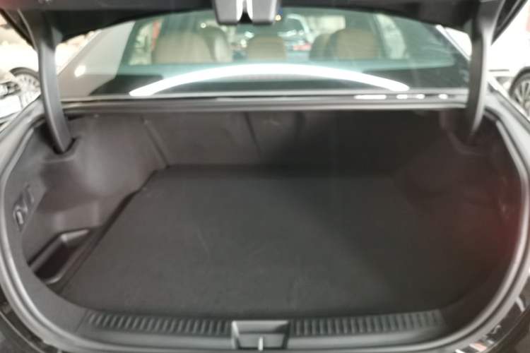 Used Mercedes-Benz E-Class New Energy 2024 E 350 e L Plug-in Hybrid Sedan Trunk