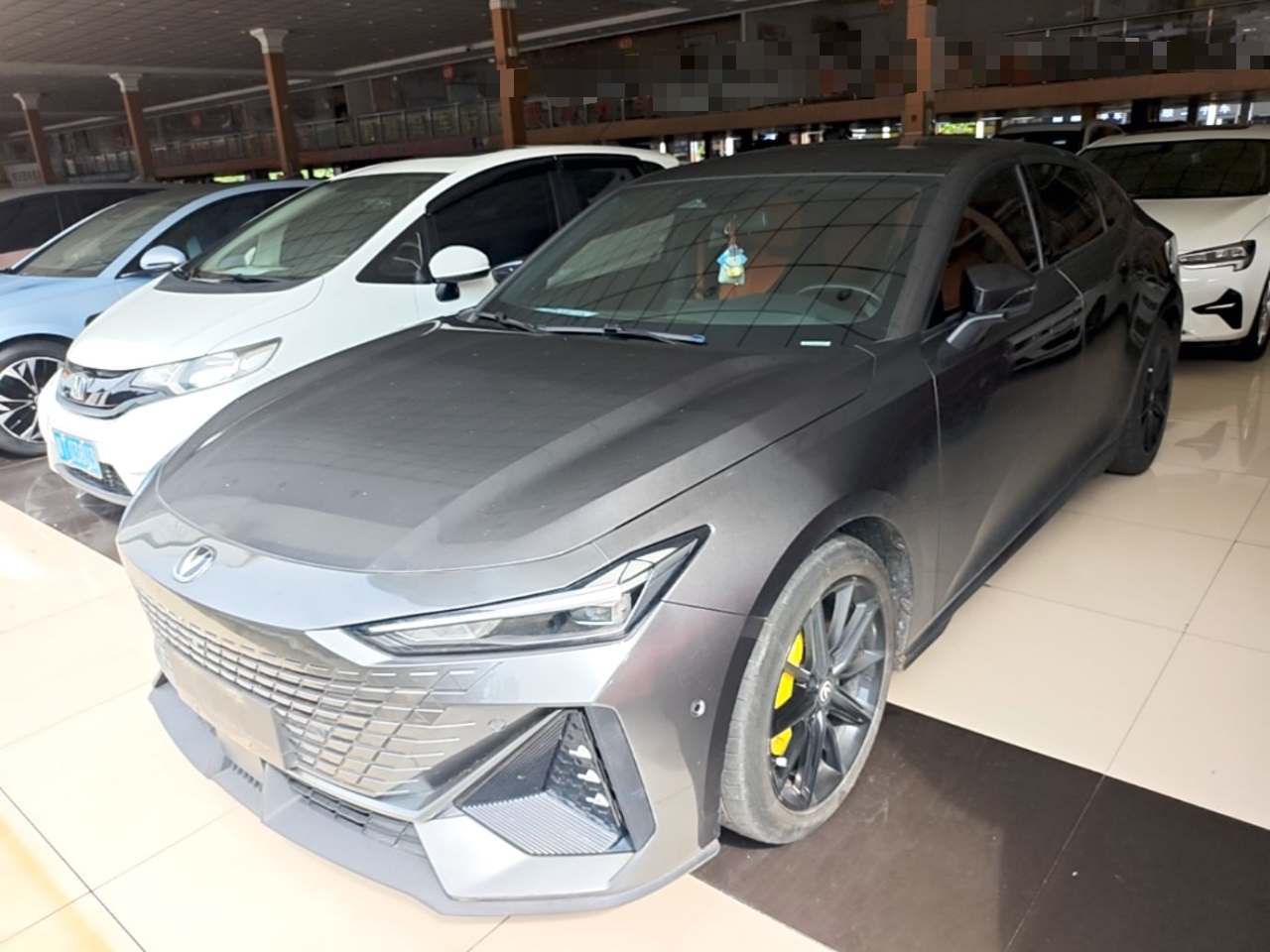 Unter der Vorderseite des Autos