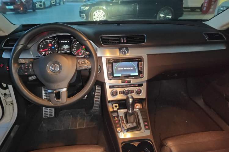 Used Volkswagen FAW-Volkswagen CC 2016 1.8TSI Luxury Model Center Console