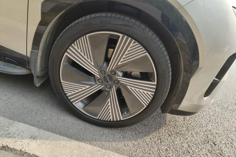 Used Lynk & Co 08 EM-P 2023 120km Long-Range Halo