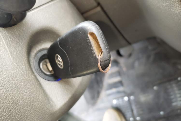 Used SAIC MAXUS Xintu V80 2014 2.5T Aotuntong Short Wheelbase Mid-Roof Model
