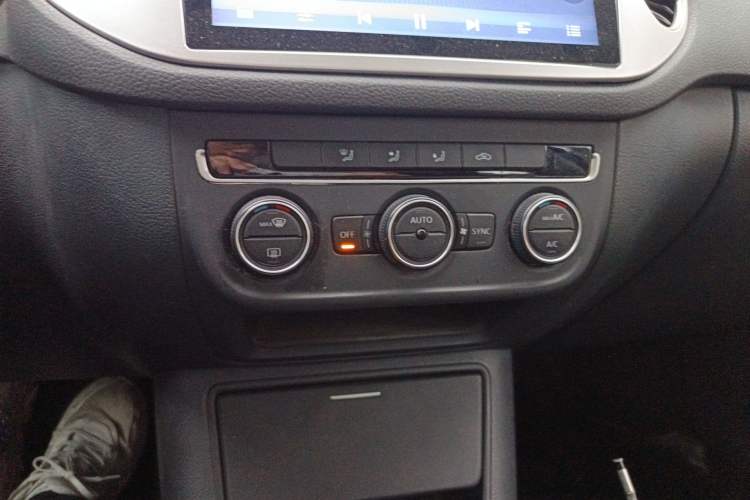 Used Volkswagen Tiguan 2015 1.8TSI Manual Two-Wheel-Drive Limited Edition Audio And AC Panel