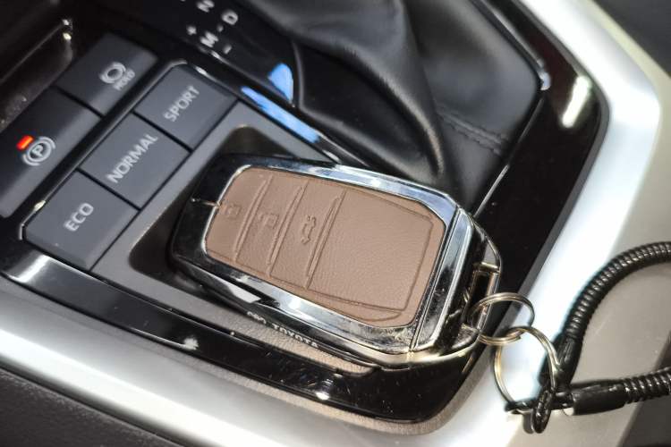 Used Toyota RAV4 2024 2.0L CVT Two-Wheel Drive Fashion Plus Edition Vehicle Key