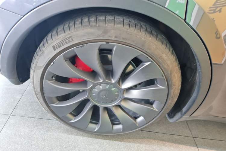 Used Tesla Model Y 2021 Performance High-Performance All-Wheel-Drive Version Right Rear Wheel Hub