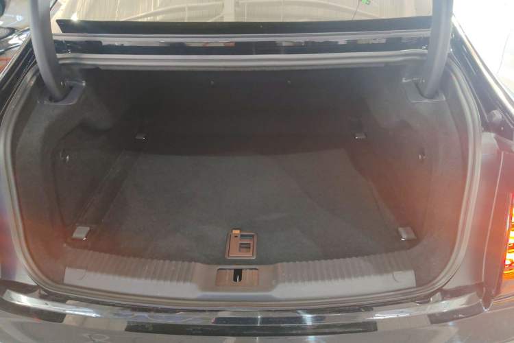 Used Hongqi H9 2025 Model Facelifted 2.0T Two-Wheel Drive Flag-Style Luxury Business Edition, 5 Seats