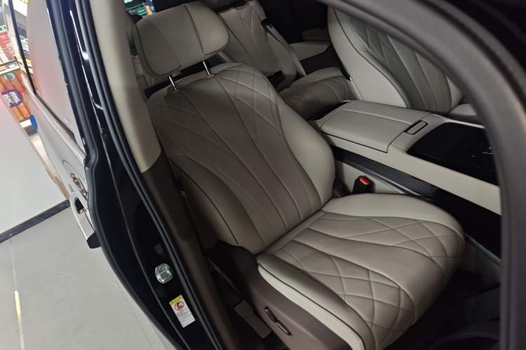 Used Denza D9 2022 DM-i 970 Four-Wheel Drive Flagship Model Right Front Seat