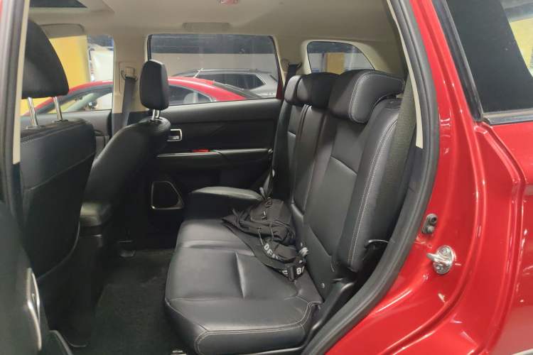 Used Mitsubishi Outlander 2016 2.4L 4x4 Luxury Edition 7-Seater