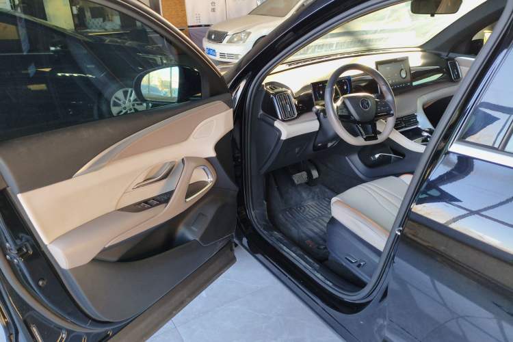 Used BYD Song Pro New Energy 2024 HONOR Edition DM-i 71KM Navigation Model
