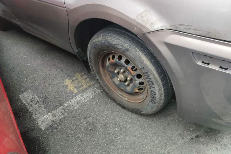 Used FORTHING Lingzhi 2013 M3 1.6L 7-Seater Comfort Model Right Front Wheel Hub