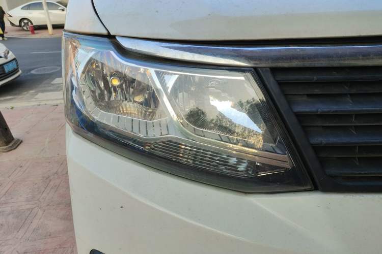 Used BAIC Ruixiang Boteng V2 EV 2022 Enclosed Van Standard Type Henan Lithium Battery Right Front Headlight