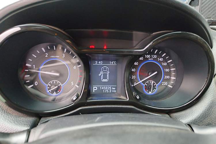 Used JMC Yusheng S350 2014 2.4T Automatic 2WD Diesel Luxury Version with Sunroof 5 Seats