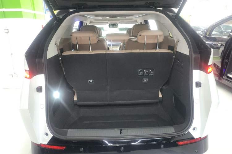 Used XPeng X9 2025 740 Ultra-Long Range Max