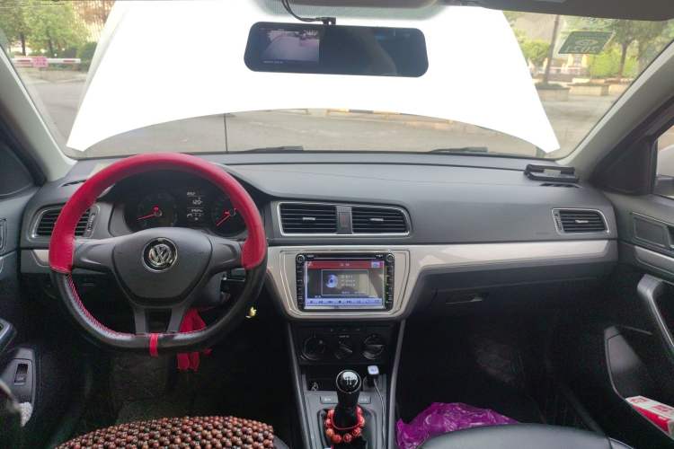 Used Volkswagen Lavida 2015 1.6L Manual Fashion Edition Center Console