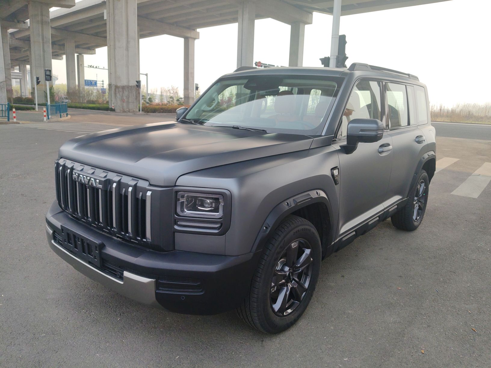 Под передней частью автомобиля