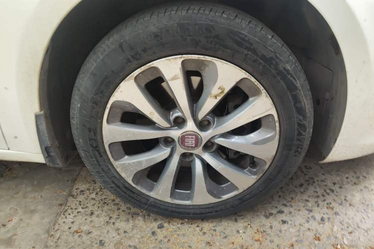 Used Fiat Viaggio 2012 1.4T Automatic Jingxiang Edition Right Front Wheel Hub