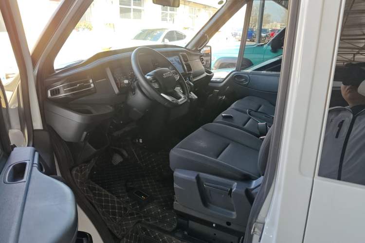 Used JMC Fushun 2023 2.0T Automatic Short-Wheelbase Mid-Top Commercial Multi-Purpose 6-Seater Passenger Vehicle