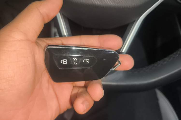 Used Volkswagen Tavendor 2024 380TSI All-Wheel-Drive R-Line Cruise Premium Edition Vehicle Key