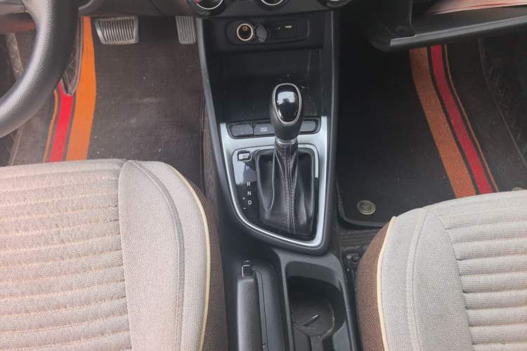 Used Hyundai Celesta 2020 1.6L Automatic GL Enjoyable Edition Gear Lever