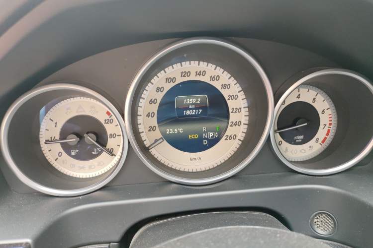 Used Mercedes-Benz E-Class 2015 E 260 L Sport Edition Odometer Close Up