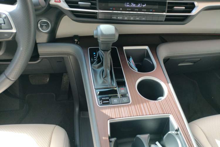 Used Toyota SIENNA 2024 2.5L Hybrid Comfort Edition Gear Lever