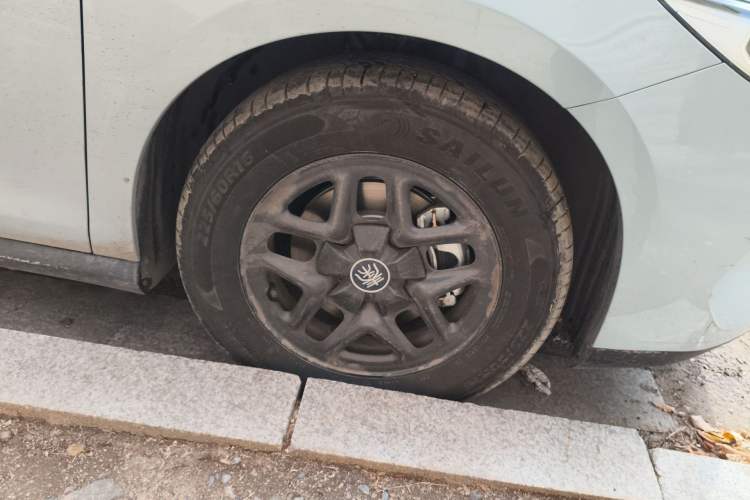 Used BYD Qin PLUS 2025 DM-i Smart Drive 55KM Leading Model Right Front Wheel Hub