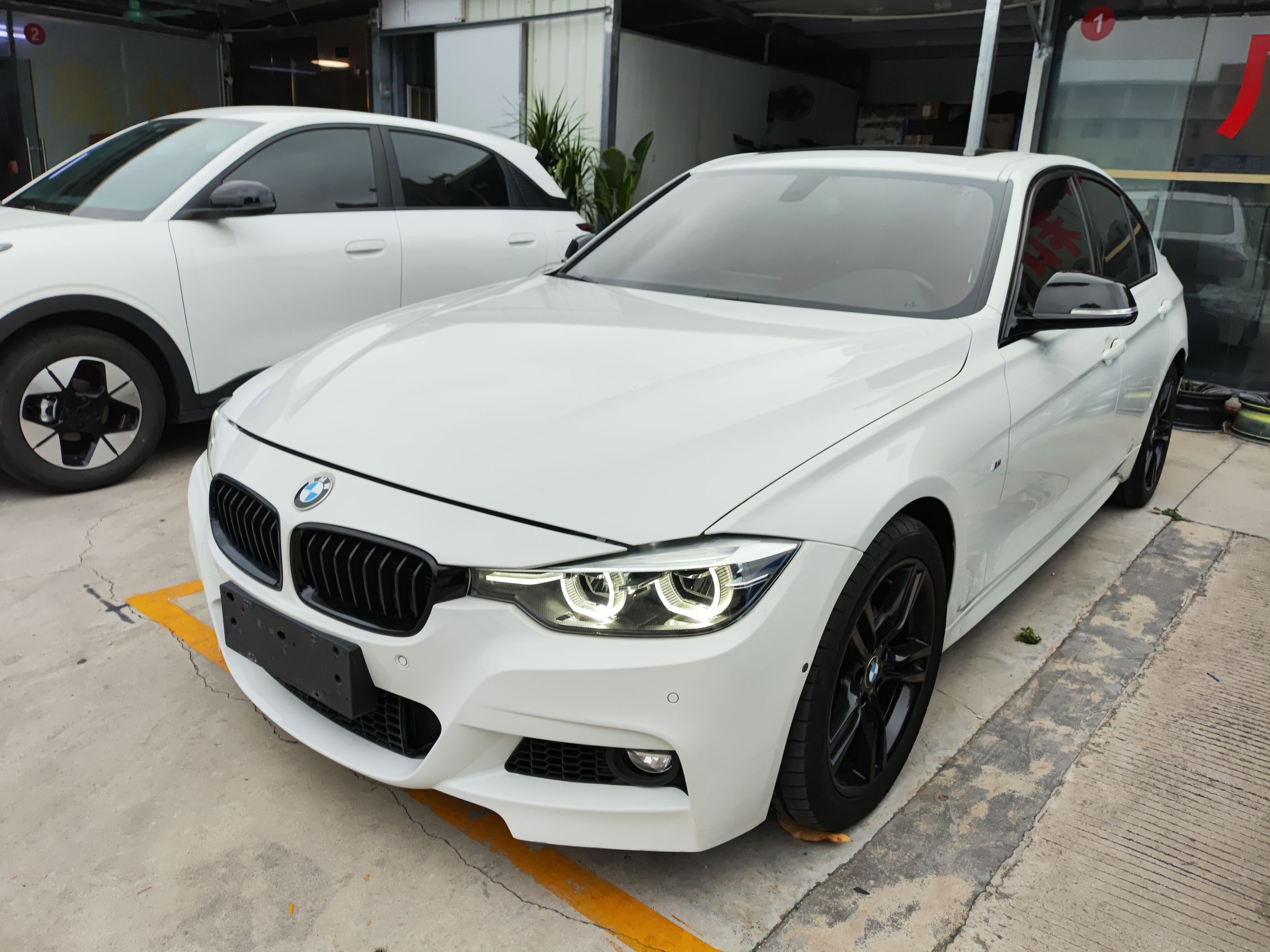 Под передней частью автомобиля