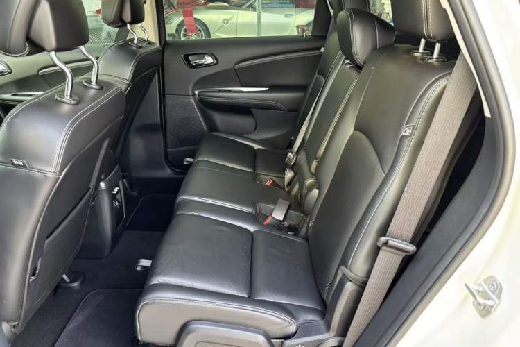 Used Dodge Journey 2013 2.4L Two-Wheel Drive Luxury Version
