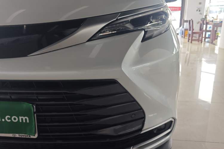 Used Toyota SIENNA 2023 2.5L Hybrid Deluxe Edition