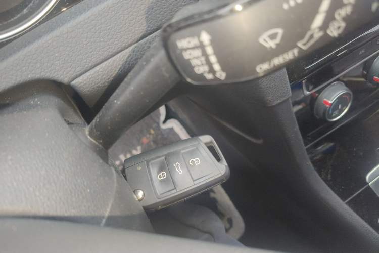 Used Volkswagen Golf 2018 1.6L Automatic Fashion Model Vehicle Key