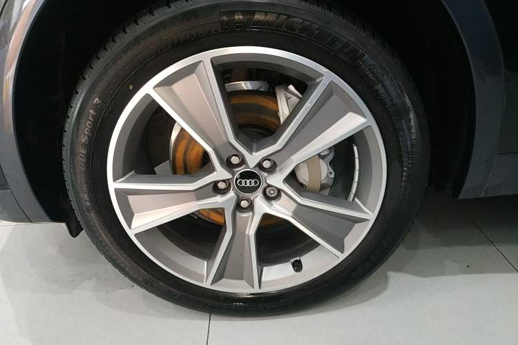 Used Audi Q5L 2022 40T Fashionable and Elegant Model Left Front Wheel Hub