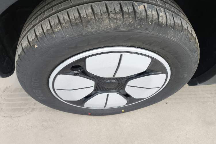 Used Geely Galaxy Geome 2026 Model 310km Youth Edition Right Rear Wheel Hub