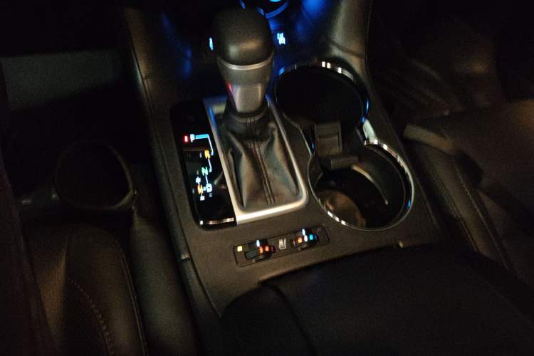 Used Toyota Highlander 2018 2.0T Four-Wheel Drive Supreme Edition 7-Seater China VI Gear Lever