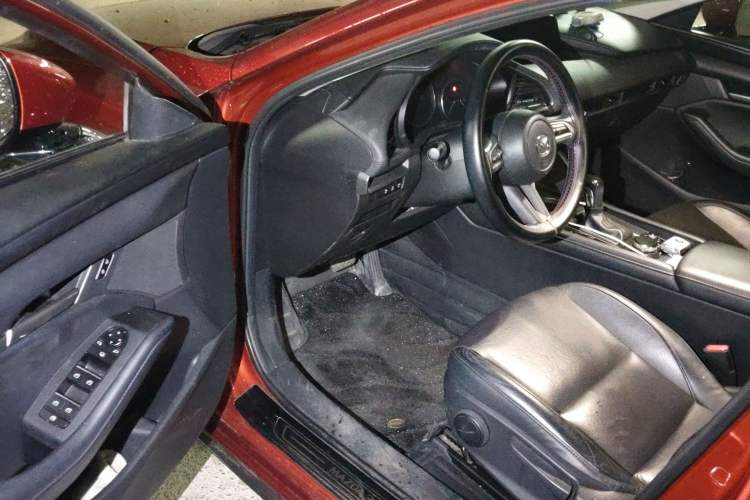 Used Mazda 3 Axela 2020 1.5L Automatic Luxury Version Driver Seat