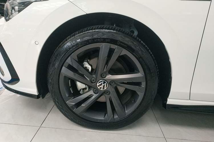 Used Volkswagen Golf 2021 280TSI DSG R-Line Left Front Wheel Hub